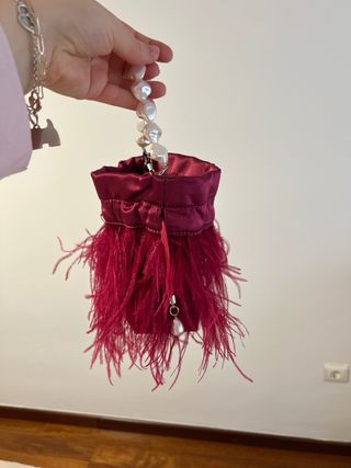 Bolso de fiesta Parfois con plumas y perlas