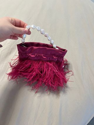Bolso de fiesta Parfois con plumas y perlas