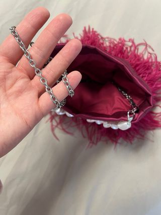 Bolso de fiesta Parfois con plumas y perlas