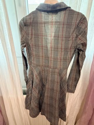 Vestido de cuadros gris y rojo