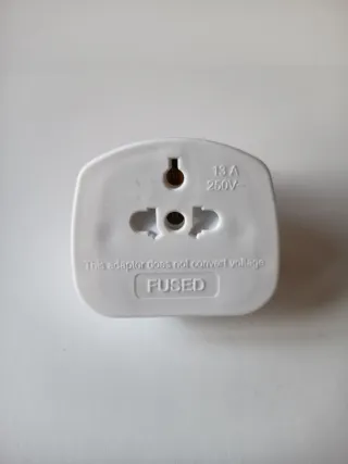 Adaptador Enchufe Europa a UK FUSIBLE