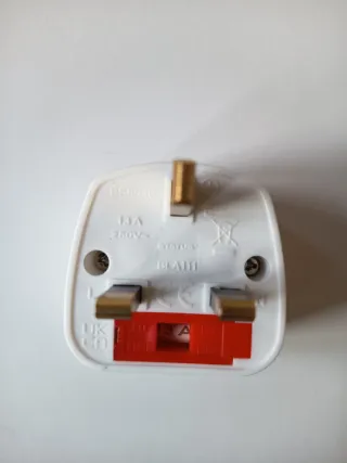 Adaptador Enchufe Europa a UK FUSIBLE