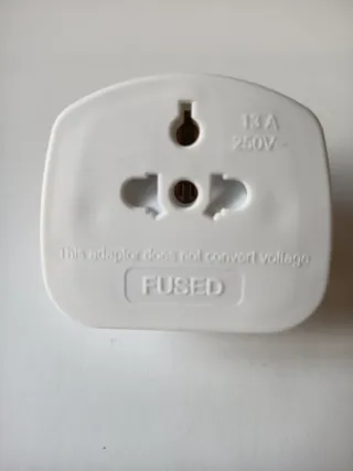 Adaptador Enchufe Europa a UK FUSIBLE