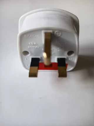 Adaptador Enchufe Europa a UK FUSIBLE