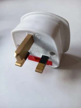 Adaptador Enchufe Europa a UK FUSIBLE