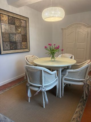 Conjunto comedor mesa y 4 sillas Y armario a juego