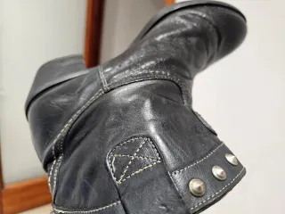 Botines piel mujer T40 negros tachas