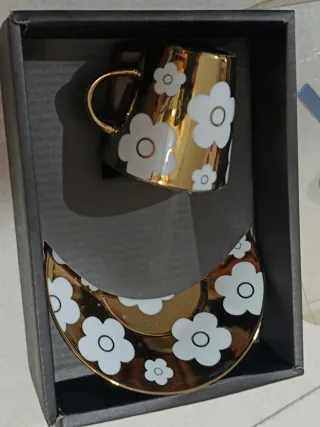 Tazzina da caffè oro e fiori bianchi