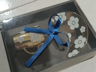 Tazzina da caffè oro e fiori bianchi