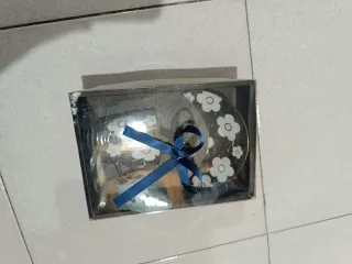 Tazzina da caffè oro e fiori bianchi