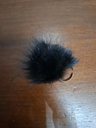 Anello con decoro in pelliccia nera