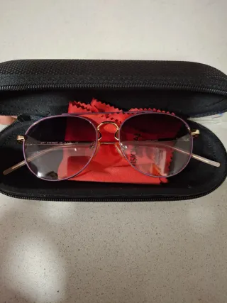 Gafas de sol doradas y moradas