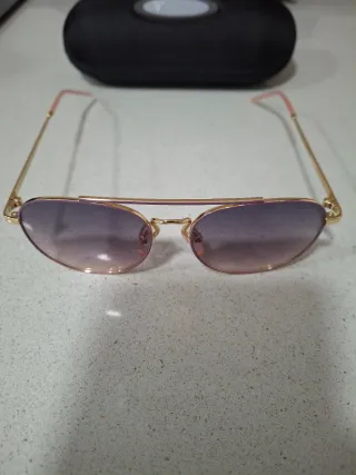 Gafas de sol doradas y moradas