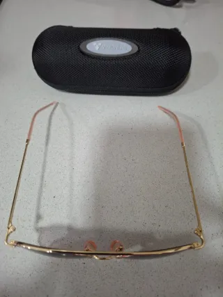 Gafas de sol doradas y moradas