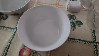 Cuencos de porcelana con rosas