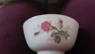 Cuencos de porcelana con rosas