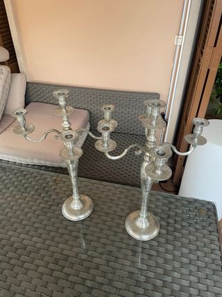 Candelabros de metal plateado