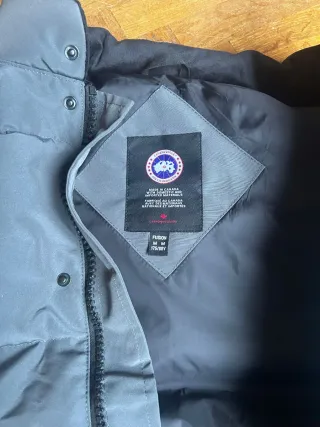 Chaleco alchado con letras Canada Goose Gris