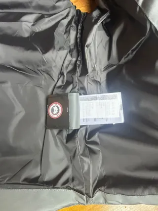 Chaleco alchado con letras Canada Goose Gris