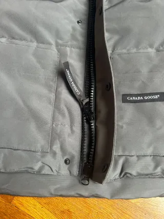 Chaleco alchado con letras Canada Goose Gris