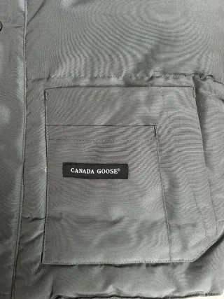 Chaleco alchado con letras Canada Goose Gris