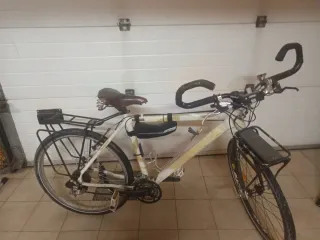 Bicicleta de montaña blanca