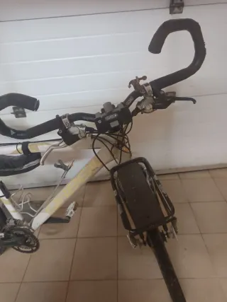 Bicicleta de montaña blanca