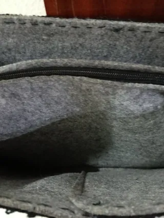 Bolso de fieltro gris con flores rojas