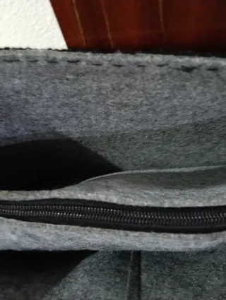 Bolso de fieltro gris con flores rojas