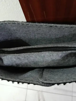 Bolso de fieltro gris con flores rojas