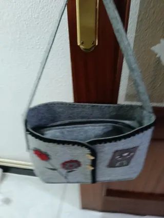 Bolso de fieltro gris con flores rojas