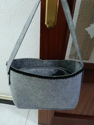 Bolso de fieltro gris con flores rojas