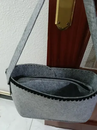 Bolso de fieltro gris con flores rojas