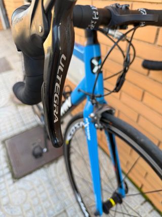 Bicicleta de carretera B'TWIN azul