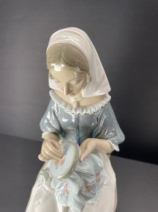 Figura Lladró Chica Bordando Porcelana