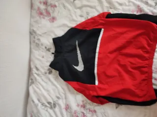 Cortavientos niño Nike negro y rojo