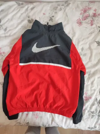 Cortavientos niño Nike negro y rojo