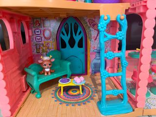 Casa Enchantimals con muñeca y accesorios