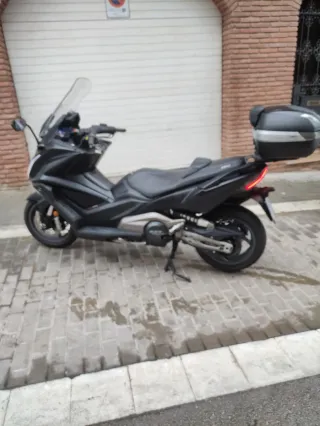 Maxiscooter deportiva KYMCO-Ak 550