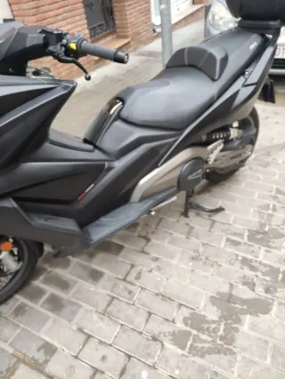 Maxiscooter deportiva KYMCO-Ak 550