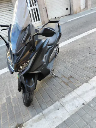 Maxiscooter deportiva KYMCO-Ak 550