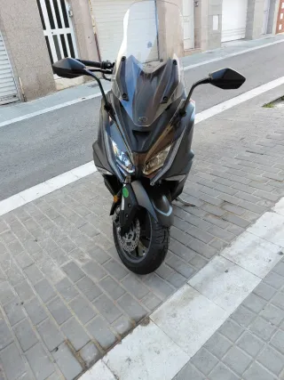 Maxiscooter deportiva KYMCO-Ak 550