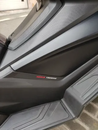 Maxiscooter deportiva KYMCO-Ak 550