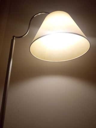 Lampada da terra vintage in metallo e pergamena per la lettura