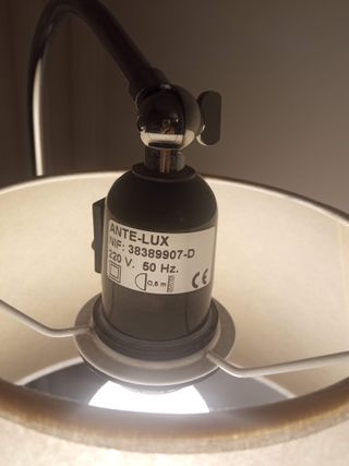 Lampada da terra vintage in metallo e pergamena per la lettura