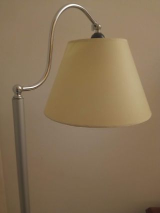 Lampada da terra vintage in metallo e pergamena per la lettura