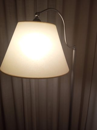 Lampada da terra vintage in metallo e pergamena per la lettura