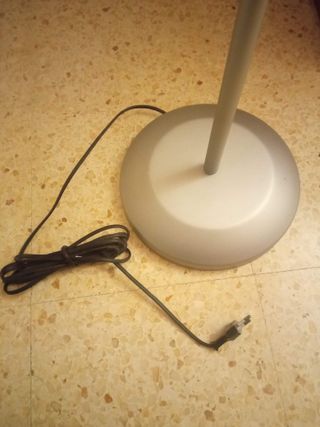 Lampada da terra vintage in metallo e pergamena per la lettura