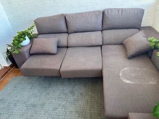 Sofá chaiselongue gris/marrón con desperfectos.