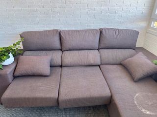 Sofá chaiselongue gris/marrón con desperfectos.